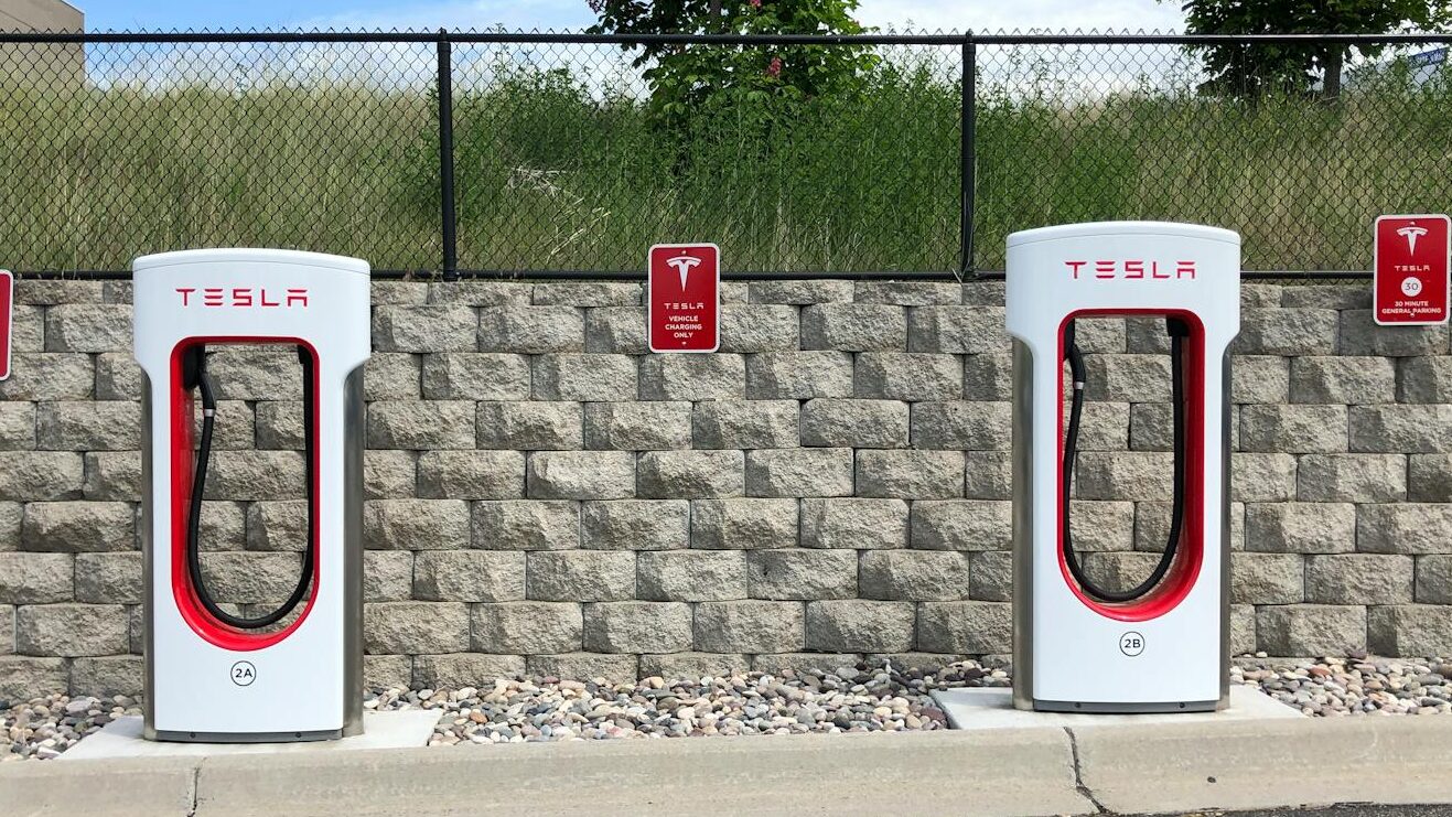La Rivoluzione Silenziosa: Come le Auto Elettriche Stanno Ridisegnando il Futuro della Mobilità 12 La Rivoluzione Silenziosa