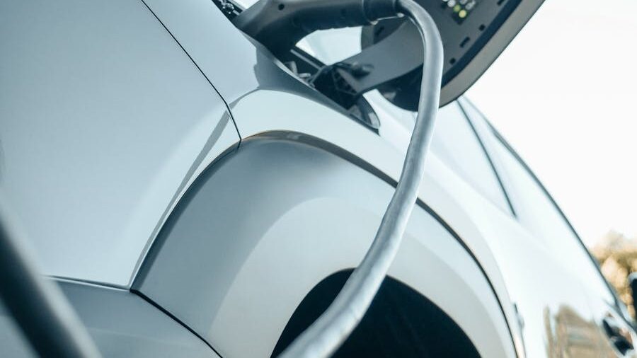 La Rivoluzione Silenziosa: Come le Auto Elettriche Stanno Ridisegnando il Futuro della Mobilità 10 La Rivoluzione Silenziosa